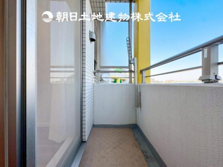 バルコニー 【バルコニー】温かい太陽を感じる事ができるのは、目の前に遮るものが無いから。彼方に広がる風景が絵画のように広がります。