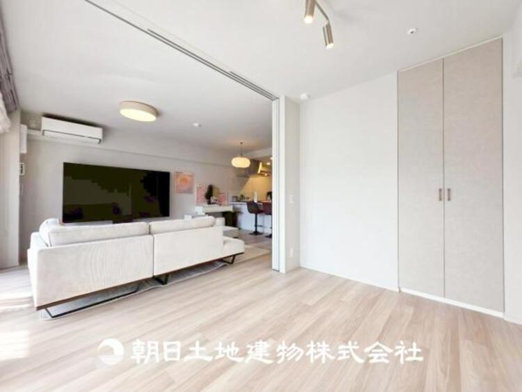 内装 【居室】大切なご家族、招いた友人と過ごす大切な時間を差し込む光が優しく包み込む空間。大切な人とともに、心穏やかに過ごすひとときを味わってください。