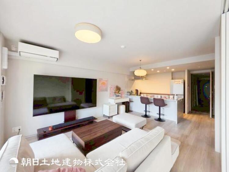 居間 【リビング】1日の中で最も長い時間を過ごすことになるリビングだからこそ、いつも笑顔があふれる空間であるように。広々とした空間から幸せな未来を。