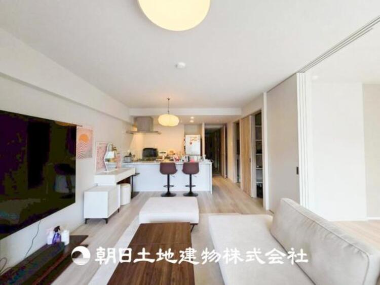 居間 【リビング】リビングにはみんなが集い、食事や楽しい会話が始まる。話に夢中になりすぎて、ついつい時を忘れてしまう。そんな束の間の幸せを感じさせてくれる場所。