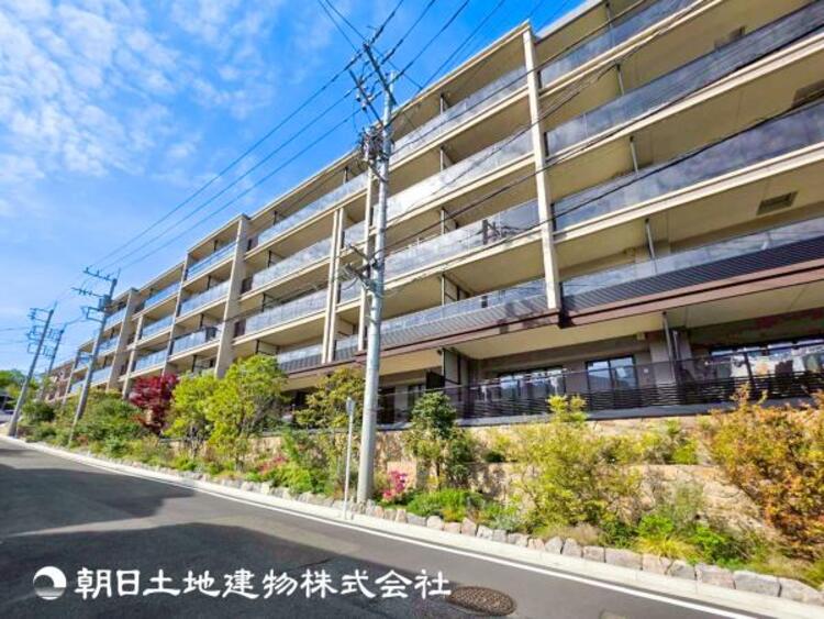 居間 【リビング】開放的で明るい空間が広がるLDK。リビングには暖かな太陽が降り注ぎ、爽やかな住空間です。お友達を呼んでお茶をしたり、一緒に料理を楽しみながら楽しい時間を。