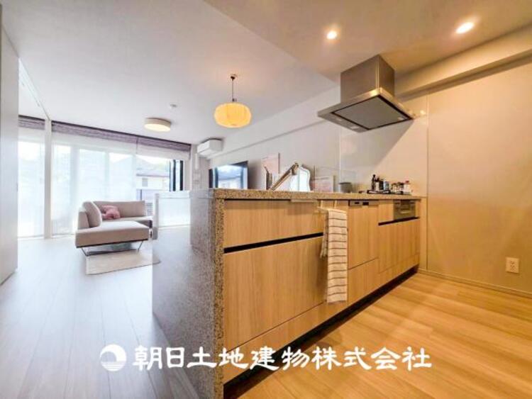 キッチン 【キッチン】シンプルで使いやすいデザインにこだわったキッチン。プライベートスペースを彩るインテリアとしての美しさと、快適な日常を支える機能性と強さがひとつになった自慢のキッチンです。