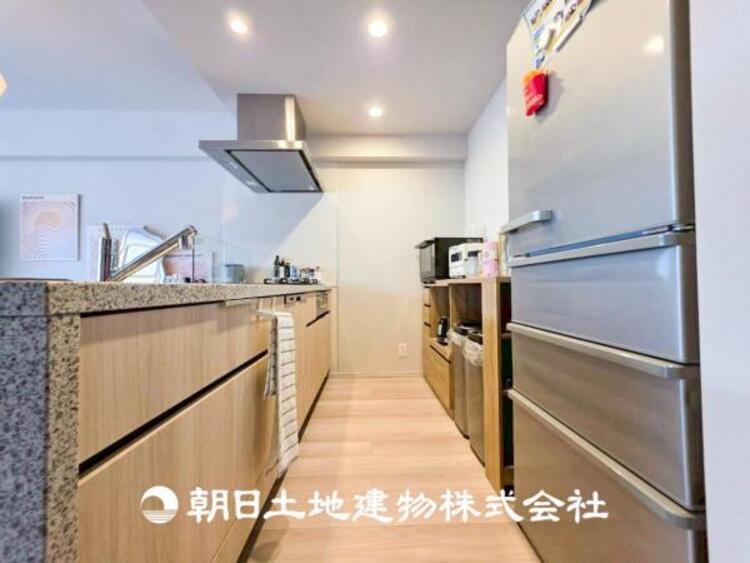 キッチン 【キッチン】住宅の主役でもあり、日常生活を過ごす上で重要な水回りでもあるからこそ機能性・デザイン性に拘りました。お掃除のしやすいシステムキッチンを設置しました。