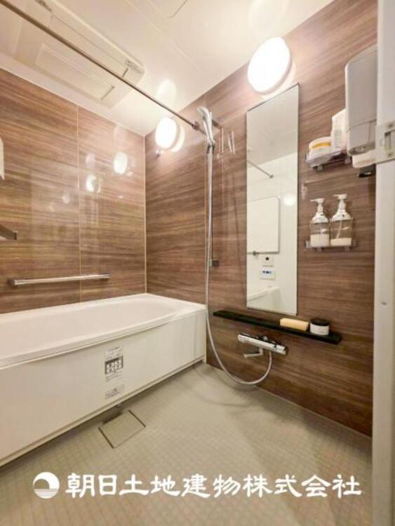 風呂 【浴室】1日の疲れを癒すバスタイム。心地よいリラックスを叶える独立した美しい空間です。心からゆったりと寛いでいただけるよう、ゆとりのスペースを確保しています。