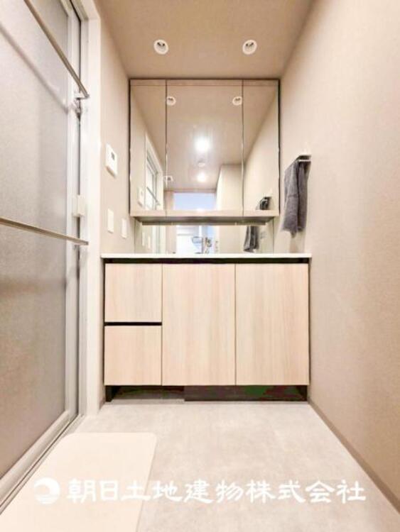 洗面 【洗面化粧台】広々とした洗面化粧台はたっぷり収納もさる事ながら、身だしなみチェックや歯磨きなど、朝の慌ただしい時間でも心に余裕とゆとりを作ってくれます。