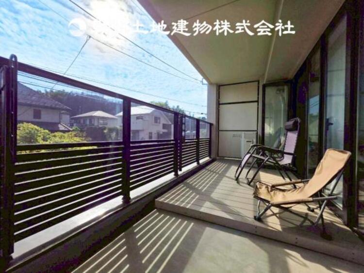 バルコニー 【バルコニー】広々としたバルコニースペース。日々のお洗濯もはかどります。陽当たりの良いバルコニー。お洗濯も良く乾きます。