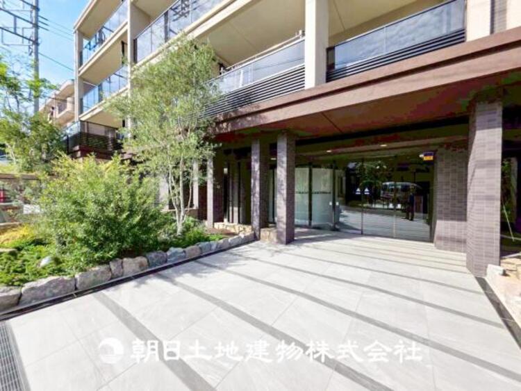 エントランス 【エントランス】 時間のゆとりと空間、暖かな陽光がもたらす光と風を独占してください。新しい暮らしが始まります。