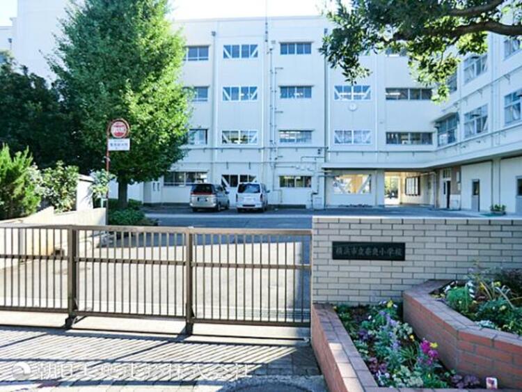 周辺 【奈良小学校】980ｍ　一戸建て中心の静かで自然豊かなエリアに立地し、通学環境として安心です。学童を完備、小学校でありながら部活動も盛んで楽しく過ごすことができます。