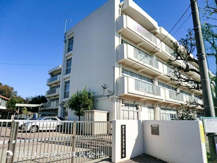 周辺 【奈良中学校】3200ｍ　親身な先生が多く授業も熱心と評判です。閑静な住宅街に立地し地域の見守り体制も手厚く安心。校則は比較的寛容で生徒の自主性を尊重してくれます。