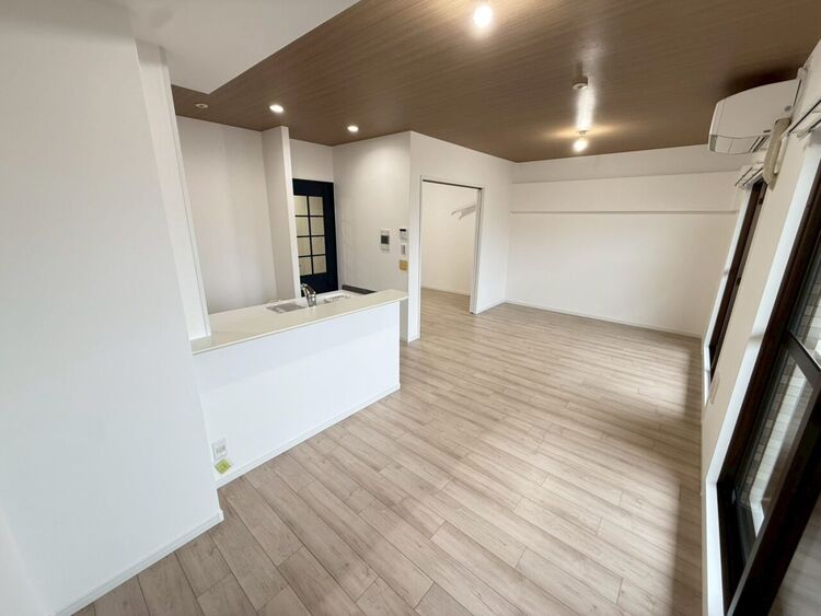 居間 リビングカウンターキッチンと一体感を演出し、スッキリとした間取りへ変更♪