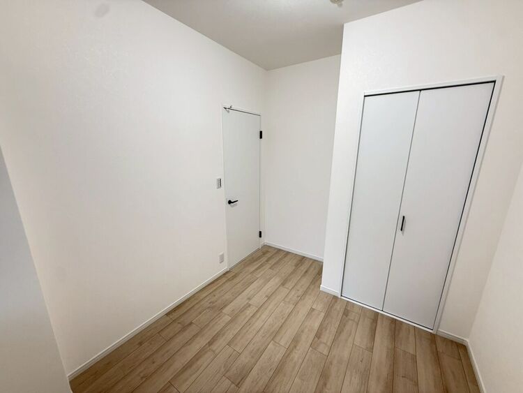 内装 4.2帖洋室お子様部屋や収納部屋に適したお部屋♪広いとは言い難いですが、その分用途としては使い道次第で大きく変わります♪