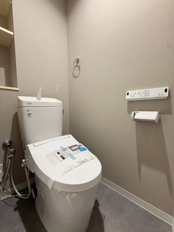 その他 トイレトイレには、収納棚も配置♪掃除用品、トイレットペーパーの収納場所にも困りません♪