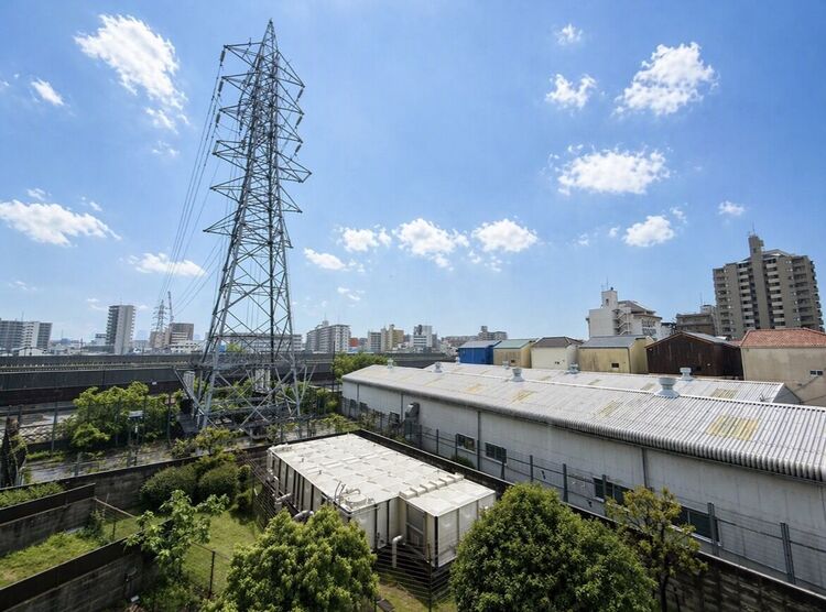 周辺 バルコニー眺望３階ですが、前面に建物がなく日当たり良好♪唯一南向きの棟で風通しも良好です♪