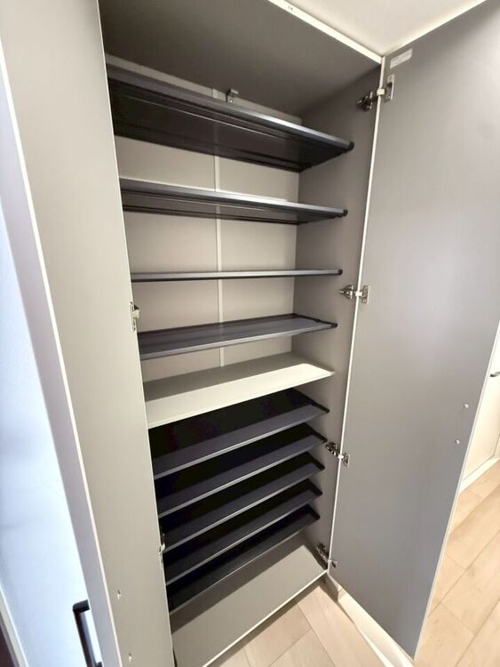 玄関 シューズボックストールタイプのシューズボックスを設置し、お子様が多いご家庭も安心です♪