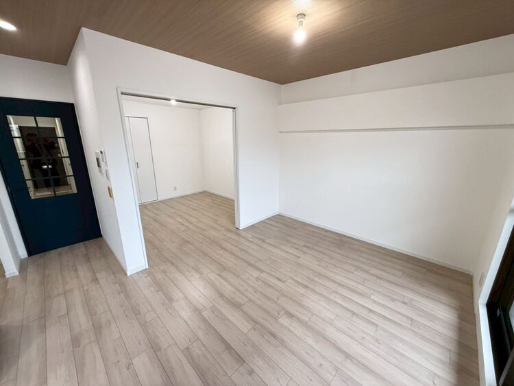 居間 リビングに面する洋室は、可動間仕切りにてオープンにすることでさらに開放的に利用できます♪