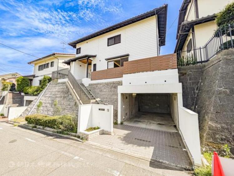 外観 開放感があり日当りも良好です！目の前に広がる開放感とゆとり。暮らしの夢を育む住まいがここにあります！穏やかな風と陽光を導き、プライバシーに配慮された設計プランで居住性を一段と心地よいものにしています！ 