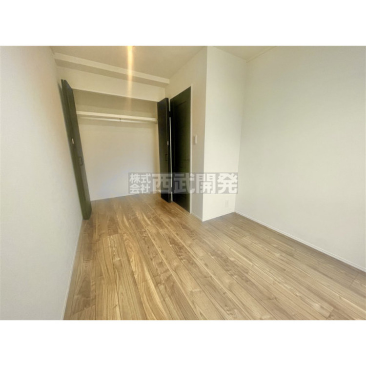 内装 洋服などをすべて収納して室内空間は広々快適