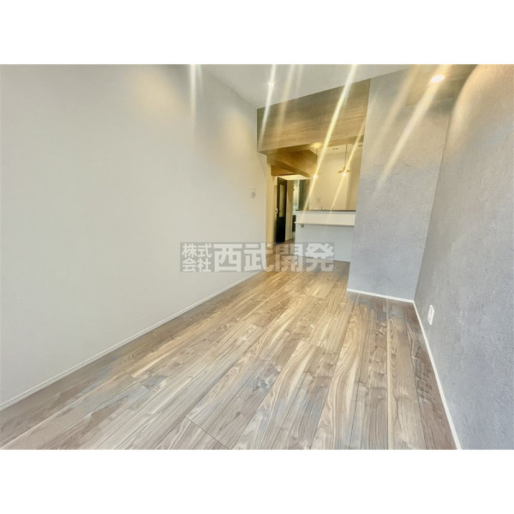 居間 柔らかな光が射し込む家族団らんのＬＤＫ