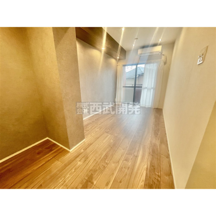 居間 11.1帖のＬＤＫは家族みんなの快適空間です。お食事したりおしゃべりしたり、家族の絆を育むセントラルスペースです。