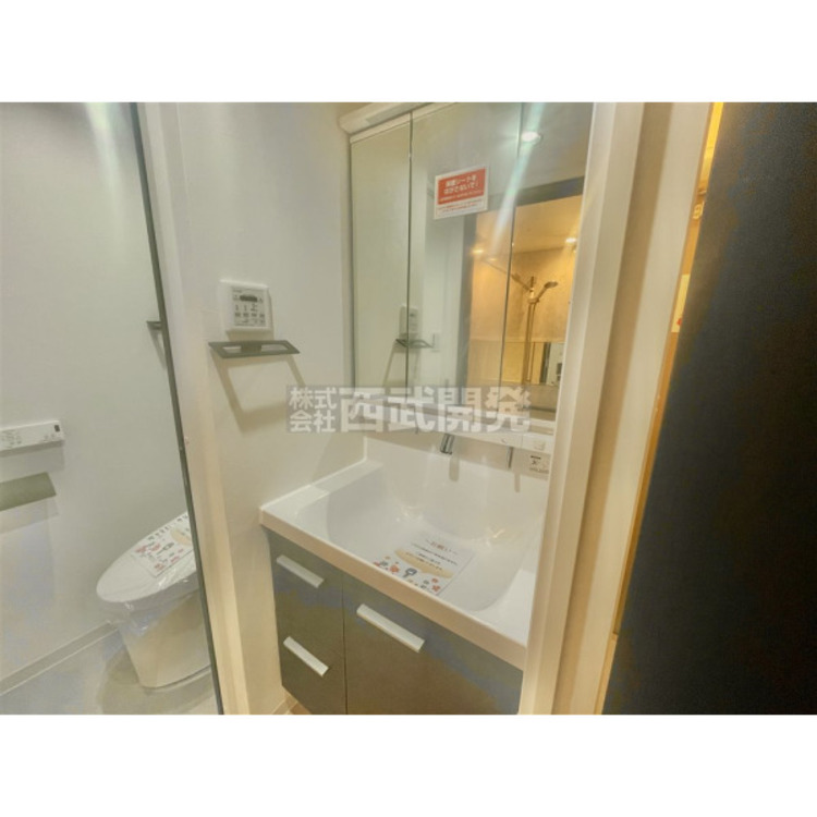 洗面 収納力と機能性に優れた三面鏡洗面化粧台です。鏡の裏は収納スペースになっていますので、すっきり清潔に保てます。