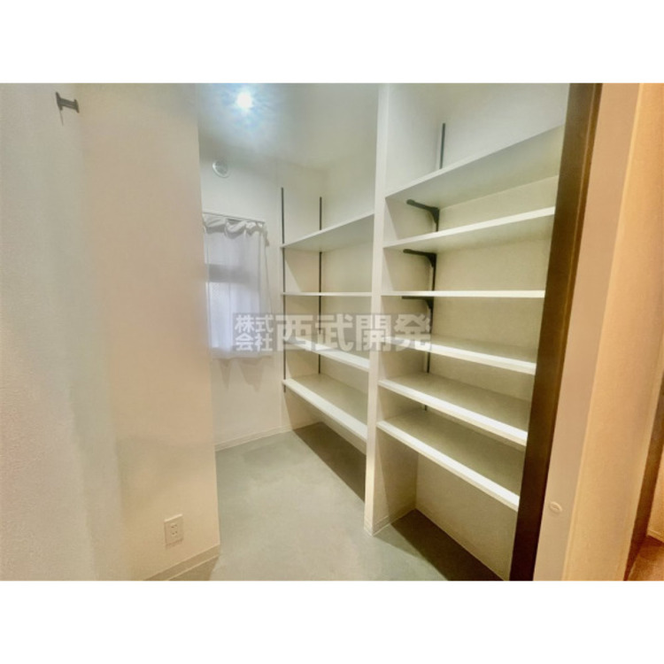 収納 玄関脇にシューズインクローゼットがあると、季節ごとの靴の収納が上手にできるだけでなく、大型の荷物の収納にも大変便利です。