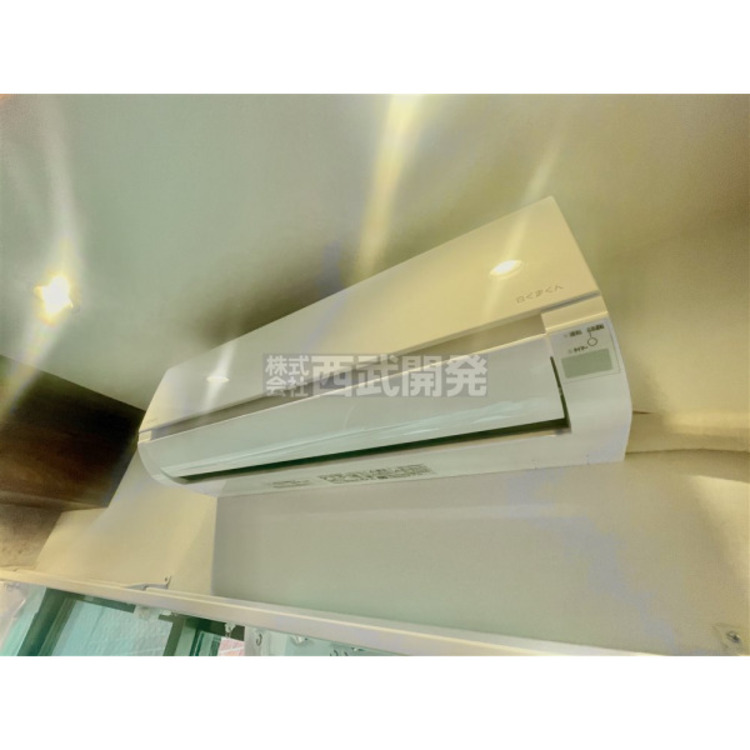 設備 リビングにはエアコンが設置されています。