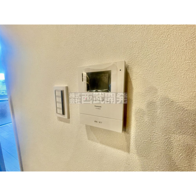 設備 モニター付きのインターフォンです。ボタンを押すだけで玄関のカギを開けずに会話ができるので安心ですね。