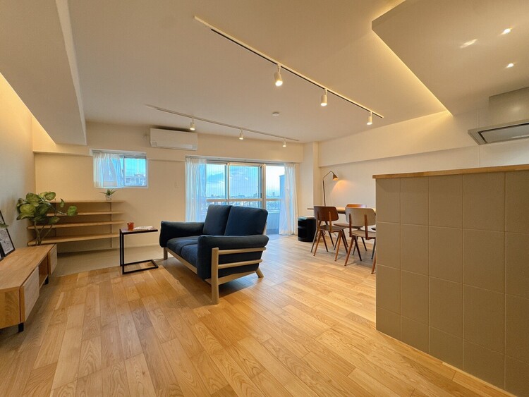 居間 忙しく過ぎゆく日常を置き去るほど、ゆったりした時間が流れるリビング。