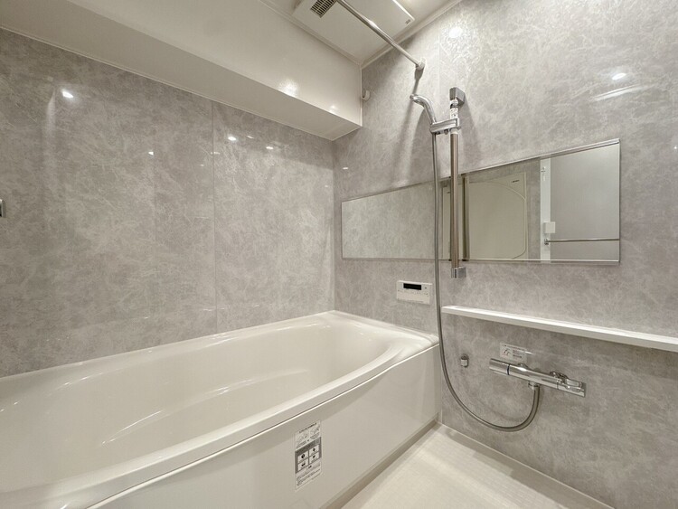 風呂 一日の疲れを癒すバスルームは、心地よいリラックスを叶える清潔感溢れる空間です。