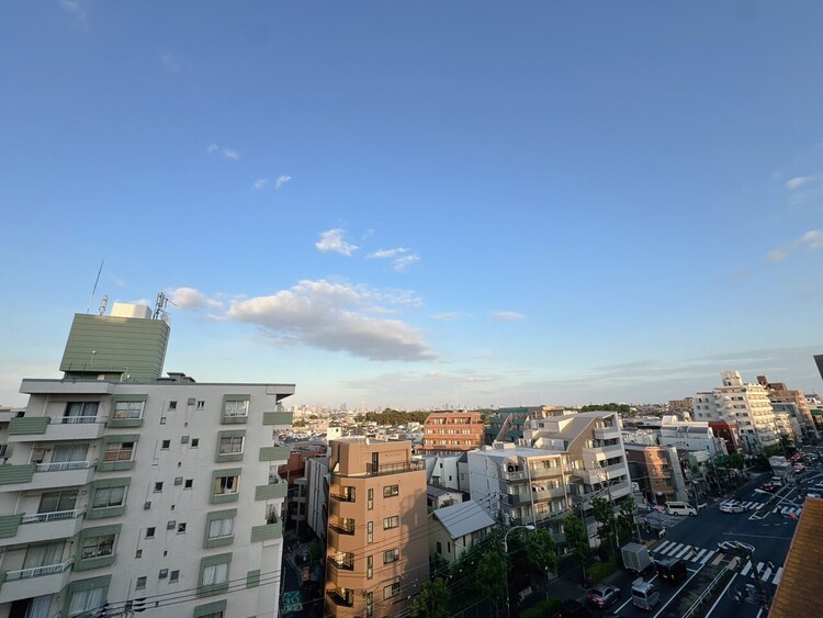 バルコニー 窓を開けると広がる青空。心をリフレッシュして日々を過ごしていきましょう。