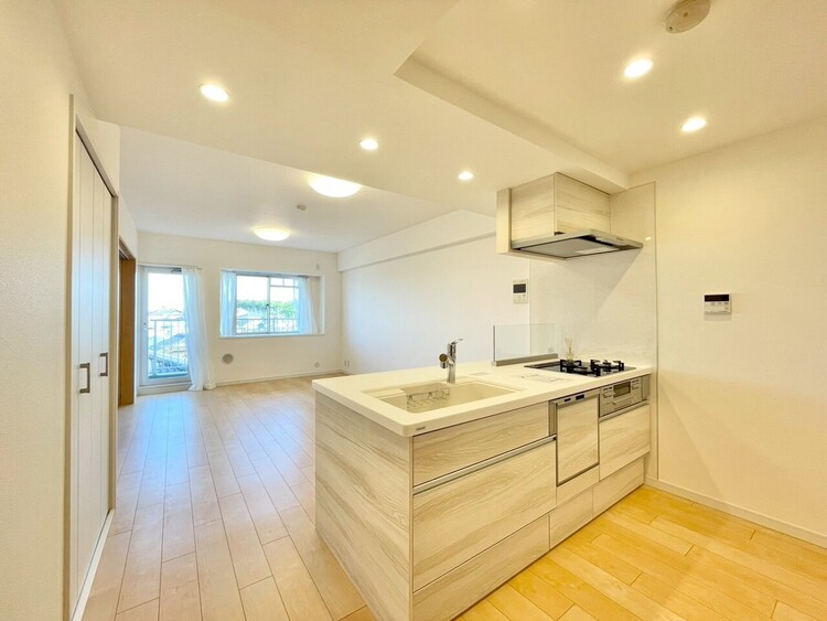 居間 居心地の良い空気感は、暮らしのステージを彩り、心からのやすらぎと満足感を与えてくれます。