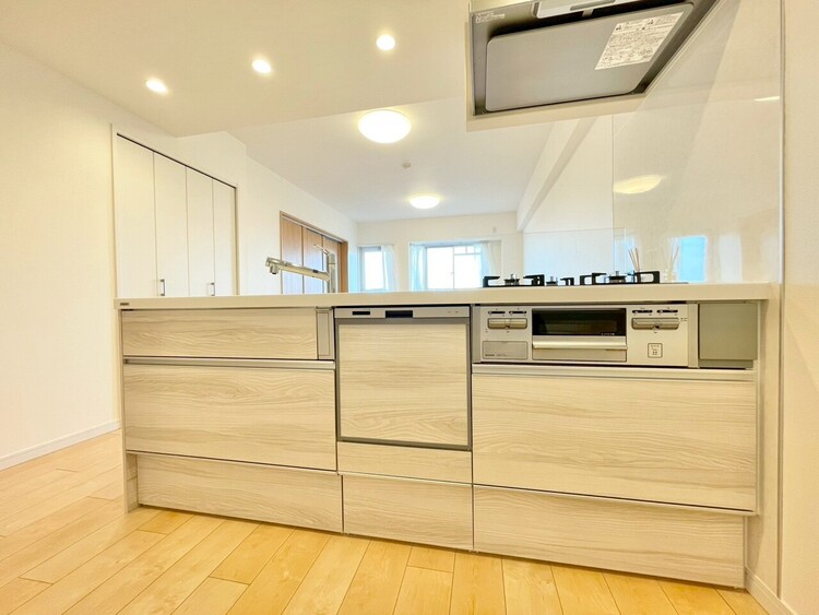 キッチン スマートな意匠と充実の機能を備えたキッチンが、暮らしにおいしい彩りを添えます。