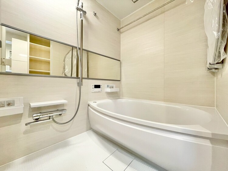 風呂 一日の疲れを癒すバスルームは、心地よいリラックスを叶える清潔感溢れる空間です。