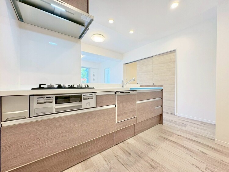 キッチン スマートな意匠と充実の機能を備えたキッチンが、暮らしにおいしい彩りを添えます。