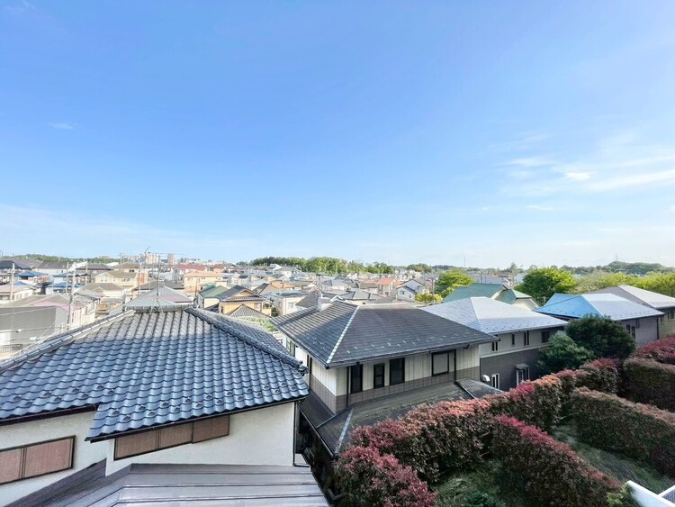 バルコニー 窓を開けると広がる青空。心をリフレッシュして日々を過ごしていきましょう。