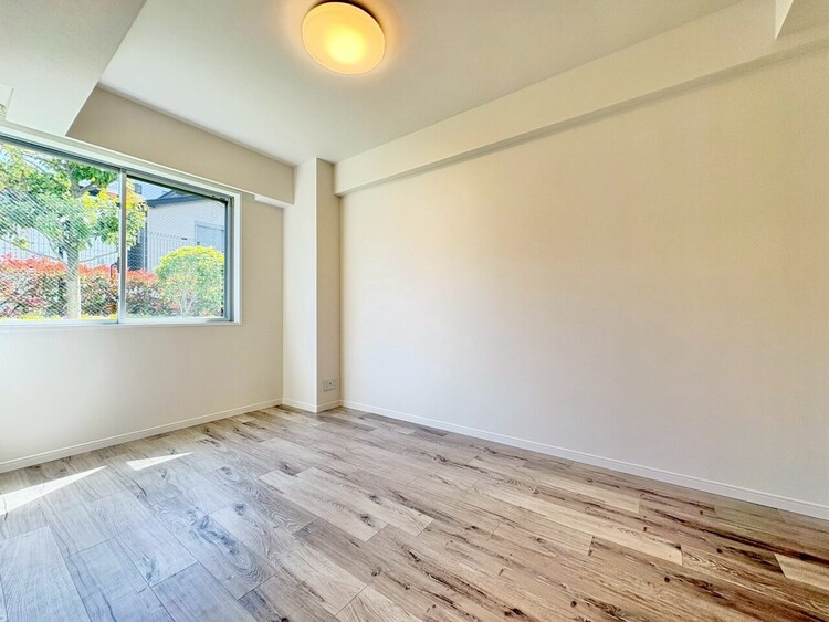 寝室 ベッドも十分に設置するスペースがあります。