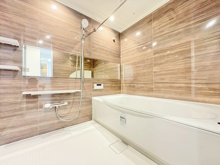 風呂 一日の疲れを癒すバスルームは、心地よいリラックスを叶える清潔感溢れる空間です。