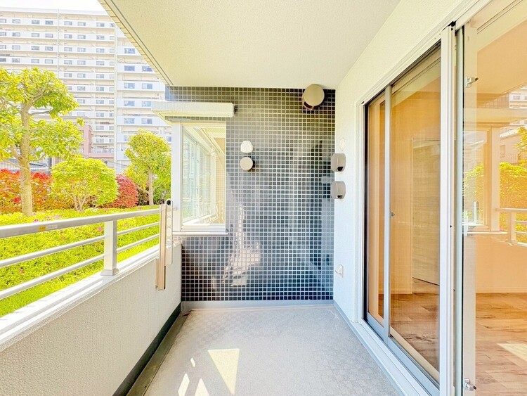 バルコニー 暮らしの中で、光と風を演出してくれるバルコニー。