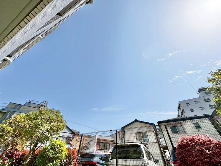 バルコニー 窓を開けると広がる青空。心をリフレッシュして日々を過ごしていきましょう。