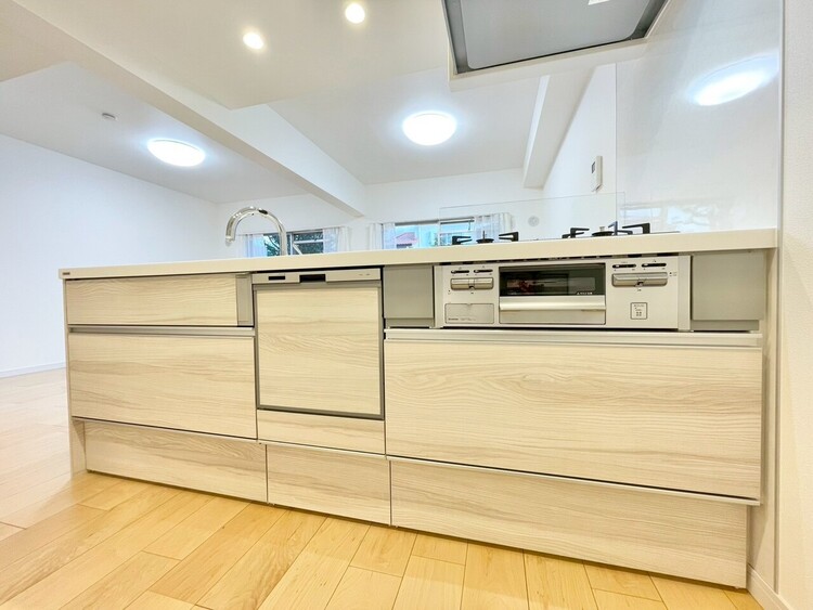 キッチン スマートな意匠と充実の機能を備えたキッチンが、暮らしにおいしい彩りを添えます。