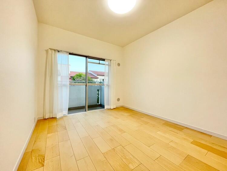 寝室 ベッドも十分に設置するスペースがあります。