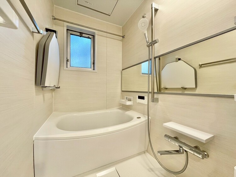 風呂 一日の疲れを癒すバスルームは、心地よいリラックスを叶える清潔感溢れる空間です。
