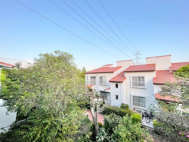 バルコニー 窓を開けると広がる青空。心をリフレッシュして日々を過ごしていきましょう。