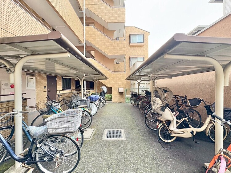 設備 整理整頓された駐輪場で、管理体制の良好さがうかがえます。