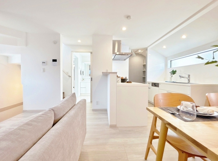 居間 忙しく過ぎゆく日常を置き去るほど、ゆったりした時間が流れるリビング。