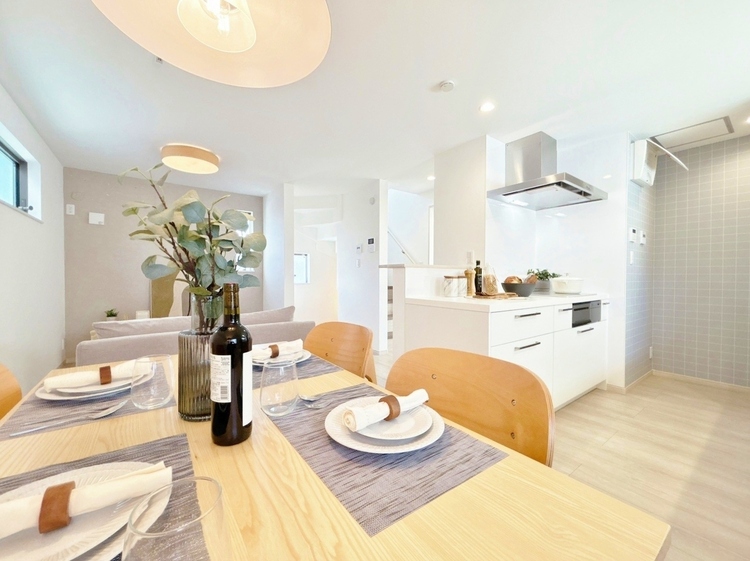 居間 居心地の良い空気感は、暮らしのステージを彩り、心からのやすらぎと満足感を与えてくれます。