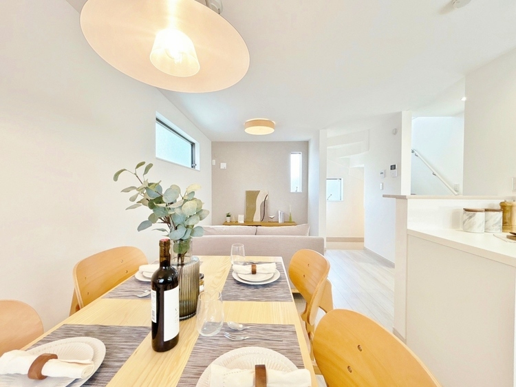 居間 飾り過ぎないシンプルな内装と偏り過ぎないデザインで統一しました。