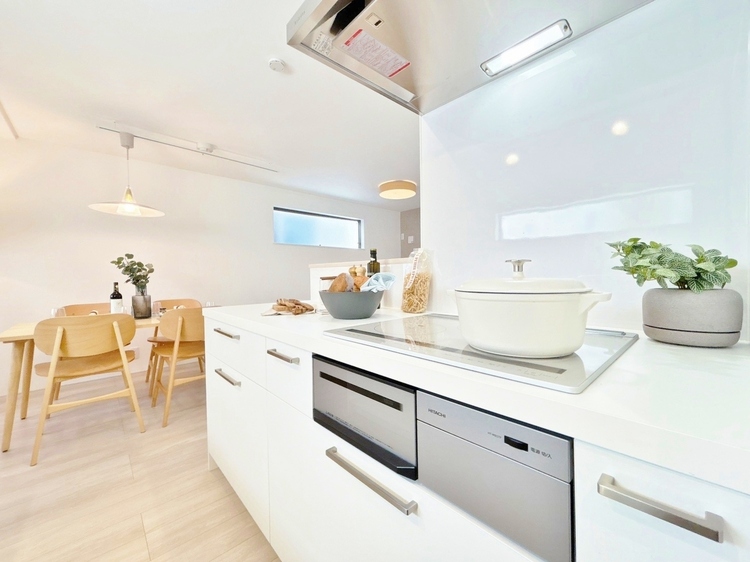キッチン スマートな意匠と充実の機能を備えたキッチンが、暮らしにおいしい彩りを添えます。