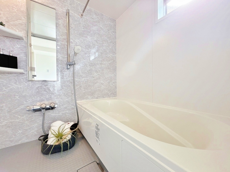 風呂 一日の疲れを癒すバスルームは、心地よいリラックスを叶える清潔感溢れる空間です。