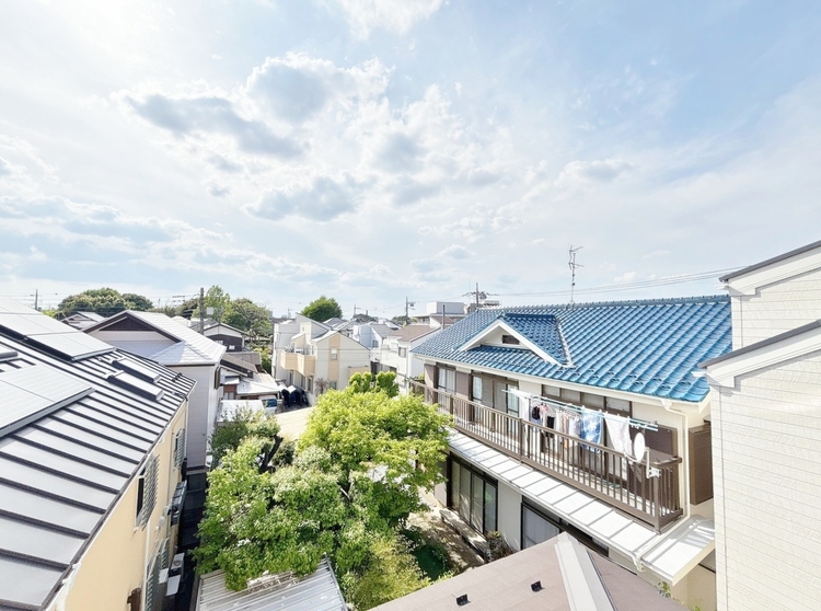 バルコニー 窓を開けると広がる青空。心をリフレッシュして日々を過ごしていきましょう。